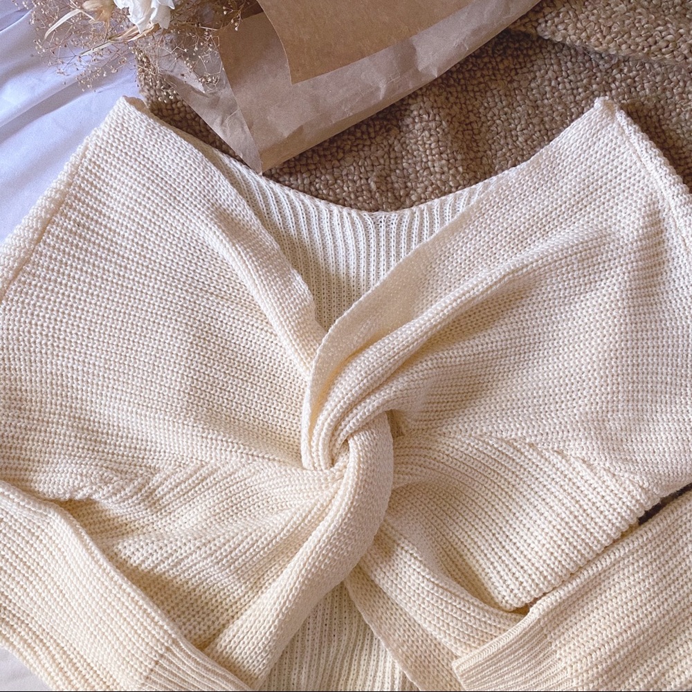 reversible over the shoulder sweater 🤍✨ - Picture 3 of 3